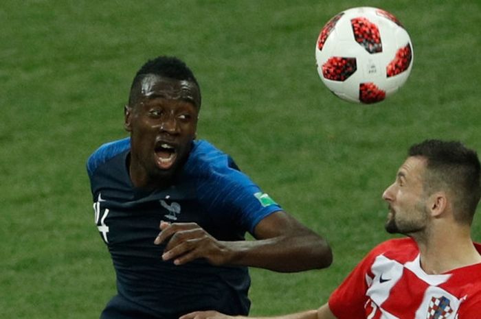 Gelandang Prancis, Blaise Matuidi (kiri), berduel dengan pemain Kroasia, Marcelo Brozovic, dalam laga final Piala Dunia 2018, 15 Juli 2018 di Luzhniki Stadium, Moskow.