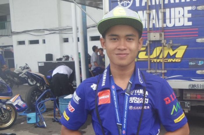 Pebalap Yamaha Racing Indonesia, Galang Hendra Pratama, berfoto di belakang paddock timnya seusai menjalani balapan kedua seri keempat Asia Production 250 Asia Road Racing Championship 2016 di Sirkuit Internasional Sentul, Bogor, Jawa Barat, Minggu (7/8/2016).