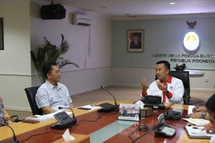 Dari kiri ke kanan, Susy Susanti (Kabid Binpres PP PBSI), Achmad Budiharto (Sekjen PBSI), dan Mempora Imam Nahrawi berbicara dalam evaluasi hasil Piala Sudirman 2017 di Kantor Kemenpora, Senayan, Jakarta, Senin (5/6/2017).