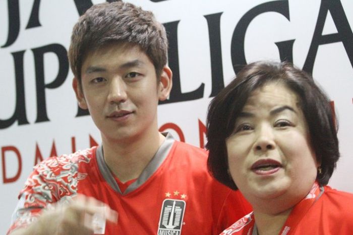 Lee Yong-dae (kiri) berfoto bersama ibunya, Lee Ae-ja, dalam sesi konferensi pers Djarum Superliga 2017, Rabu (22/2/2017).