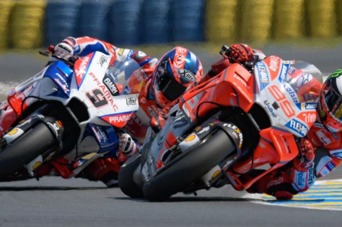  Pebalap Ducati, Jorge Lorenzo (#99), saat bersaing dengan Danilo Petrucci (#9) pada balapan MotoGP Prancis di Sirkuit Le Mans, Minggu (20/5/2018). 