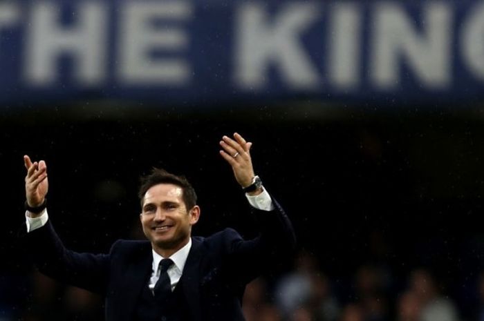 Gelandang legendaris Chelsea, Frank Lampard, memberikan apresiasi kepada penggemar saat jeda babak pertama laga Premier League antara The Blues kontra Swansea City di Stadion Stamford Bridge, London, Inggris, pada 25 Februari 2017.