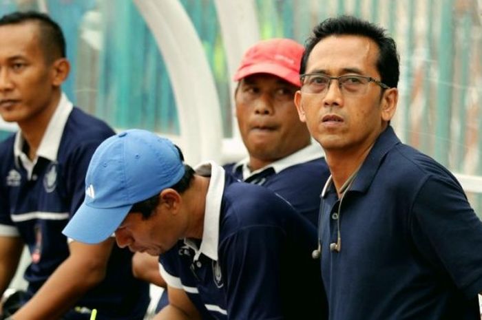 Bambang Tujianto, manajer PSCS Cilacap, sedang mengawasi timnya di pinggir lapangan.