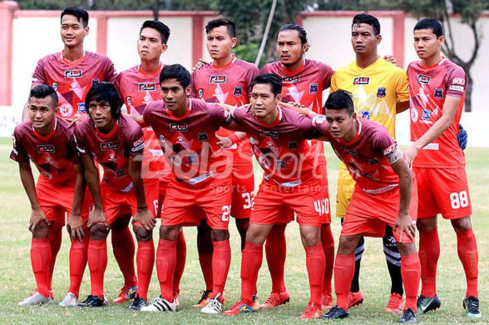 Skuat Persigo Semeru FC berfoto menjelang dimulainya laga melawan PS Mojokerto Putra pada pekan kelima Grup Timur Liga 2 di Stadion Semeru Lumajang, Jawa Timur, Senin (14/05/2018) sore.