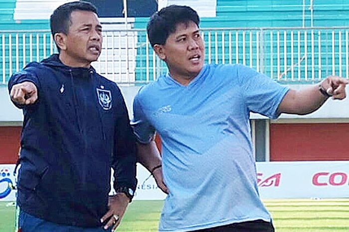 Pelatih PSIS Semarang, Jafri Sastra (kiri), berdiskusi dengan asisten pelatih Dwi Setiawan dalam sebuah latihan rutin.