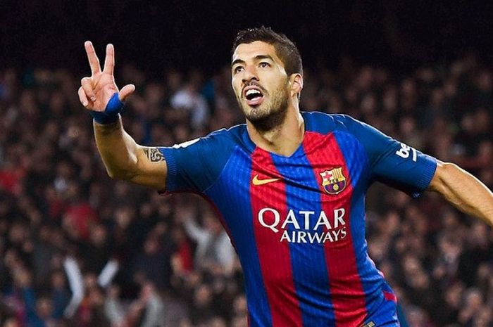 Aksi selebrasi striker Barcelona, Luis Suarez, usai mencetak gol saat melawan Espanyol dalam laga lanjutan La Liga 2016-2017 di Stadion Camp Nou, Barcelona, pada 18 Desember 2016.