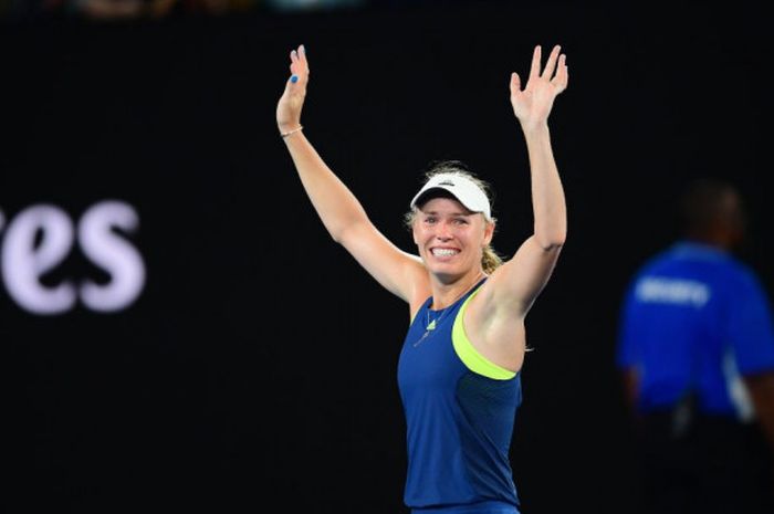 Petenis, Caroline Wozniacki, merayakan keberhasilannya menjuarai Australian Open 2018 setelah mengalahkan Simona Halep 6(2)-7, 6-3, 4-6 di Rod Laver Arena, Melbourne (27/1/2018).