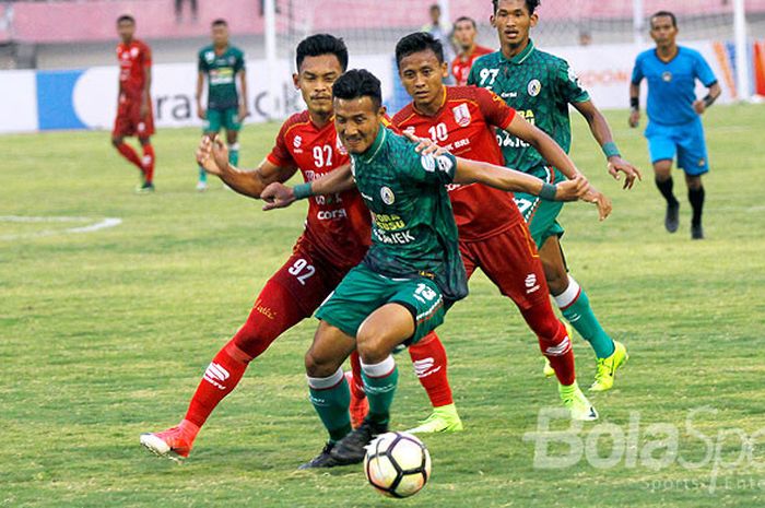Pemain PSS Sleman, Jodi Kustiawan (depan), berupaya lepas dari hadangan pemain Persis dalam laga 16 Besar Liga 2 di Stadion Manahan, Solo, Minggu (24/9/2017).