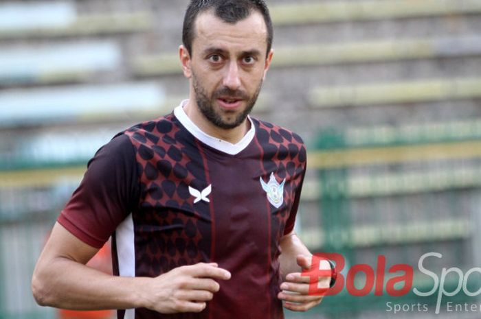 Pemain Persegres, Goran Gancev, saat melakukan peregangan di telpon lapangan stadion Petrokimia Gresik, Jumat (11/8/2017).