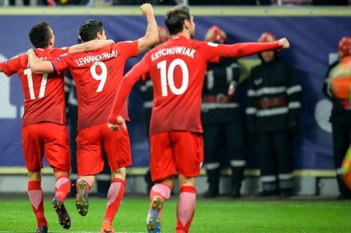 Para pemain Polandia merayakan gol ke gawang Rumania pada Kualifikasi Piala Dunia zona Eropa, Jumat (11/11/2016).