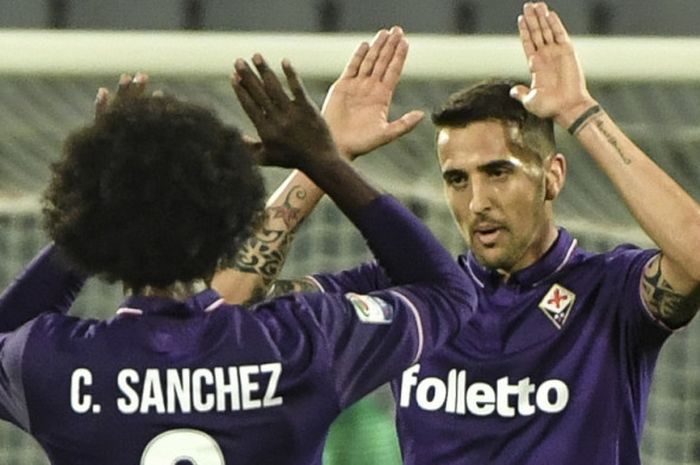 Gelandang Fiorentina, Matias Vecino (kanan), merayakan gol yang ia cetak ke gawang Inter Milan bersama rekannya, Carlos Sanchez, dalam pertandingan Liga Italia 2016-2017 di Stadion Artemio Franchi, Florence, Italia, pada 22 April 2017.