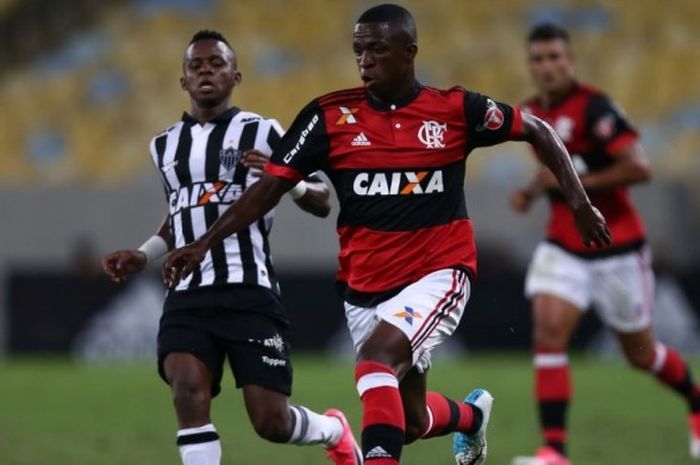 Penyerang Flamengo, Vinicius Jr, beraksi pada laga Liga Brasil kontra Atletico MG di Stadion Maracana, Rio de Janeiro, Brasil, pada 13 Mei 2017.