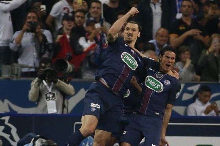 Penyerang Paris Saint-Germain, Zlatan Ibrahimovic (kiri), merayakan gol yang dia cetak ke gawang Marseille dalam pertandingan final Piala Prancis di Stade de France, Paris, 21 Mei 2016.