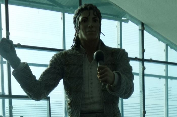 Patung Michael Jackson terpampang di National Football Museum, Manchester, Inggris, pada Minggu (7/5/2017).