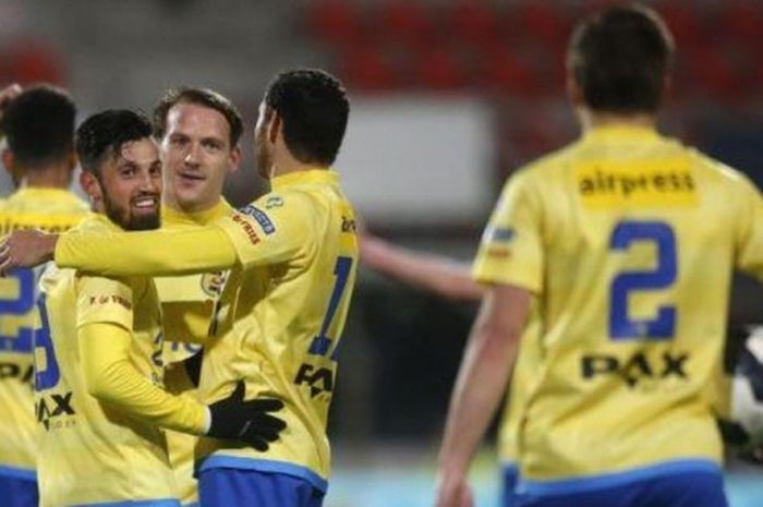 Stefano Lilipaly dan para pemain Cambuur SC merayakan gol ke gawang FC Oss pada partai lanjutan Eerste Divisie - kasta kedua Liga Belanda - di Stadion Frans Heesen, Senin (13/3/2017). 