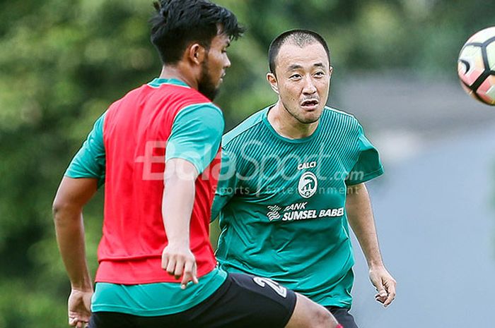 Gelandang Sriwijaya FC, Yoo Hyun-goo (kanan), berlatih menjelang laga melawan Cilegon United dalam p