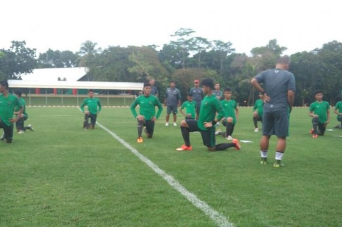 Pelatih Indonesia U-18, Indra Sjafri, saat memantau para pemainnya pada Training Center (TC) hari pertama di lapangan Atang Sutresna, Markas Kopassus, Cijantung, Jakarta Timur, Senin (20/3/2017) sore WIB.