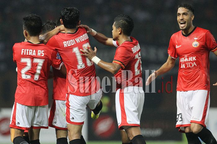 Pemain Persija merayakan gol ke gawang PS TNI  di pekan 27 Liga 1 pada Sabtu (30/9/2017) di Stadion Patriot Chandrabhaga, Bekasi, Jawa Barat.
