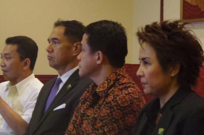 Ketua Organizing Committe Musyawarah Nasional Pengurus Pusat Persatuan Bulu Tangkis Seluruh Indonesia (PBSI) Achmad Budiharto (paling kiri) tengah memberikan keterangan kepada awak media di Jakarta, Senin (3/10/2016).