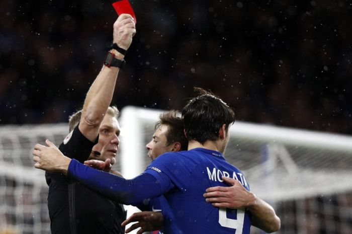 Alvaro Morata mendapat kartu merah di pertandingan babak ketiga Piala FA melawan Norwich Stamford Bridge, Rabu (17/1/2018) waktu setempat.
