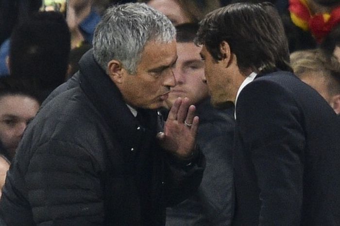 Manajer Chelsea, Antonio Conte (kanan), mendengarkan bisikan manajer Manchester United, Jose Mourinho, seusai kedua tim bertarung di laga Premier League 2016-2017 di Stadion Stamford Bridge, London, Inggris, pada Minggu (23/10/2016).