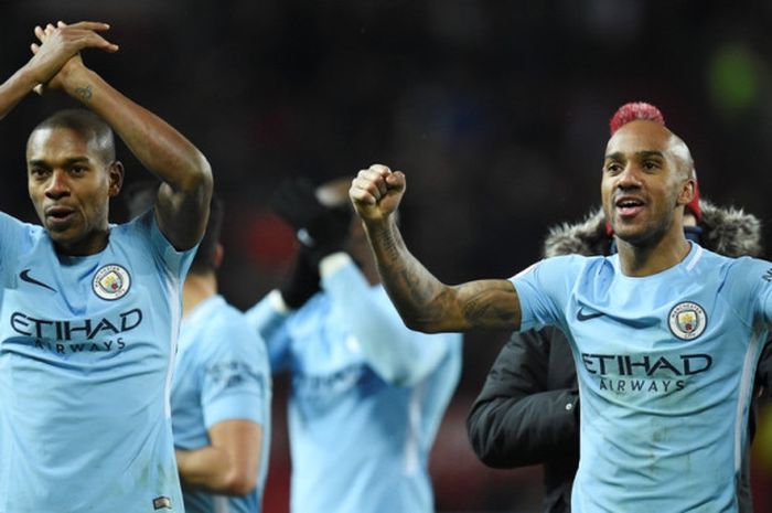 Pemain Manchester City, Fernandinho (kiri) dan Fabian Delph (kanan), merayakan kemenangan atas Manchester United dalam laga Liga Inggris di Stadion Old Trafford, Manchester, pada 10 Desember 2017.