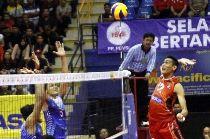 Pemain Surabaya Bhayangkara Samator, Rivan Nurmulki (kanan) bersiap melakukan smes ke arah Palembang Bank SumselBabel pada hari terakhir final four Seri II Proliga yang berlangsung di GOR C-Tra Arena, Bandung, Minggu (16/4/2017).