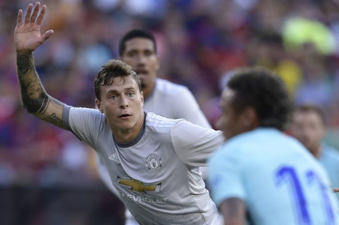 Gestur tubuh bek Manchester United, Victor Lindelof, saat meminta bola kepada rekannya dalam pertandingan pramusim International Champions Cup (ICC) 2017 menghadapi FC Barcelona di Stadion FedExField, Landover, Amerika Serikat, pada 26 Juli 2017.