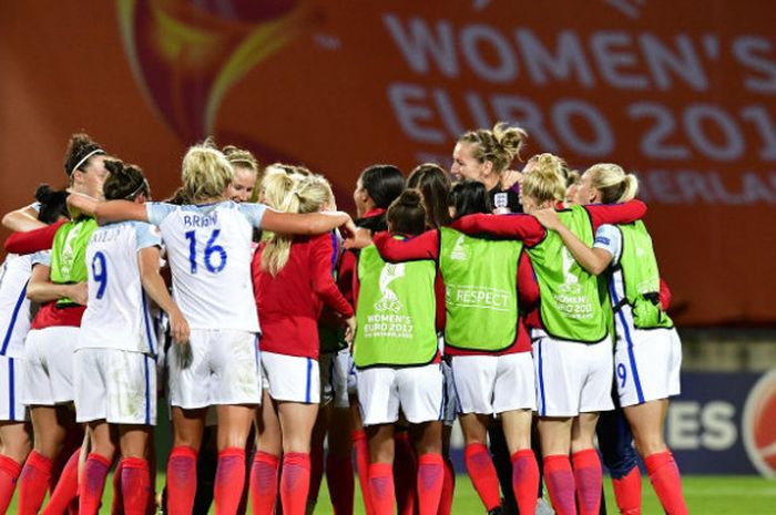 Kegembiraan timnas putri Inggris seusai mengalahkan Prancis pada perempat final Piala Eropa Wanita di Stadium De Adelaarshorst, 30 Juli 2017