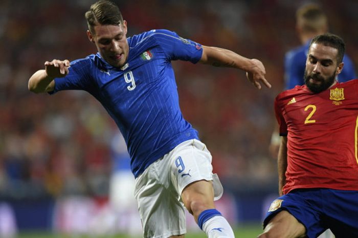 Aksi striker tim nasional Italia, Andrea Belotti (kiri), saat berduel dengan bek Spanyol, Daniel Carvajal, dalam pertandingan babak Kualifikasi Piala Dunia 2018 Grup G di Stadion Santiago Bernabeu, Madrid, Spanyol, pada Sabtu (2/9/2017).