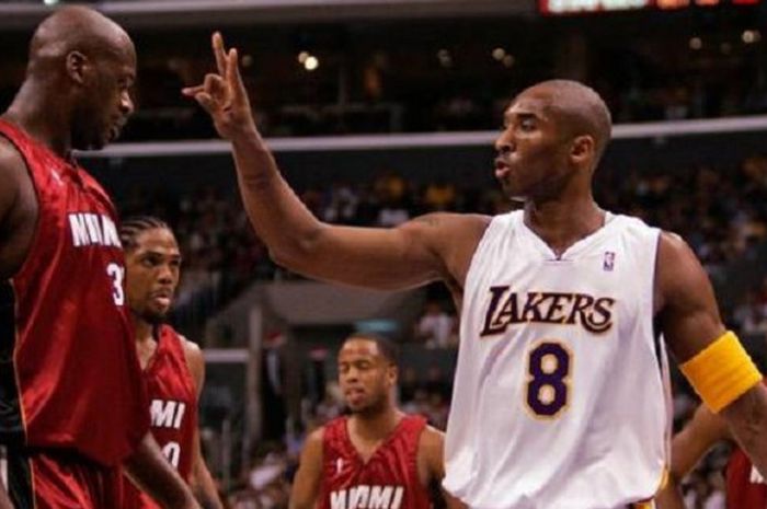 Kobe Bryant (kanan) dan Shaq O' Neill (kiri) saat bertemu di NBA musim 2004.
