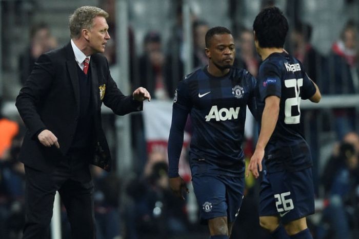 Manajer Manchester United, David Moyes (kiri), memberikan ucapan selamat kepada Patrice Evra (tengah