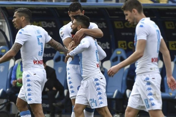 Selebrasi penyerang Napoli, Lorenzo Insigne (tengah), bersama rekan-rekannya seusai mencetak gol ke gawang Empoli dalam pertandingan Serie A 2016-2017 di Stadio Carlo Castellani, Empoli, pada Minggu (19/3/2017).