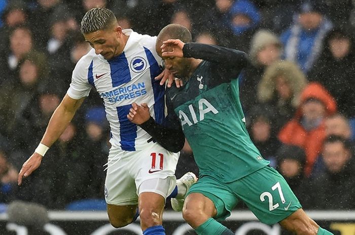 Gelandang Tottenham Hotspur, Lucas Moura (kanan), berduel dengan gelandang Brighton & Hove Albion, Anthony Knockaert, dalam laga Liga Inggris di Stadion Amex, Brighton, Inggris pada 22 September 2018.