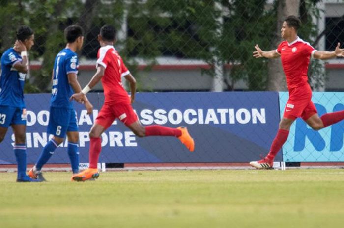Selebrasi pemain Young Lions, Irfan Fandi (kanan) seusai mencetak gol ke gawang Warriors pada laga kedua Liga Singapura 2018 di Stadion Choa Chu Kang pada Minggu (8/4/2018).