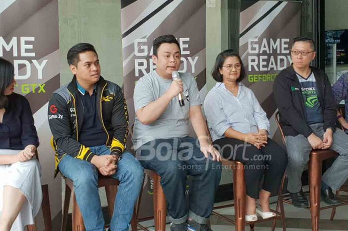 Atlet eSports Indonesia, Rully Sandra Sutanto, berbicara dalam acara bertajuk penyambutan eSports sebagai olahraga prestasi andalan pada masa depan di High Grounds Icafe, Jakarta Utara, Selasa (24/7/2018).