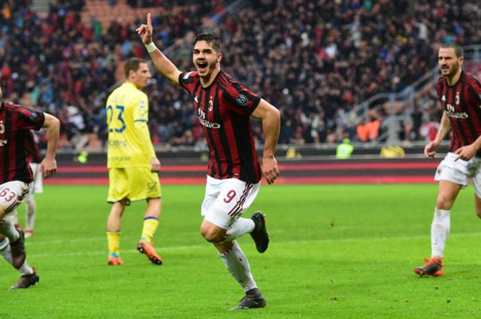 Striker Andre Silva merayakan golnya yang membawa AC Milan mengalahkan Chievo Verona 3-2 pada lanjutan Liga Italia, Minggu (18/3/2018) di Stadion San Siro, Milan.