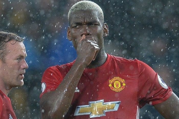 Gelandang Manchester United, Paul Pogba (kanan) bersama Wayne Rooney dalam pertandingan Premier League 2016-2017 menghadapi Hull City di Stadion KC, Hull, Inggris, pada 27 Agustus 2016.