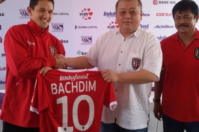 Irfan Bachdim (kiri) berjabat tangan dengan CEO Bali United, Yabes Tanuri (kanan) didampingi pelatih Indra Sjafri di Kuta, (12/1/2017)