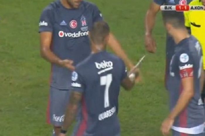 Winger Besiktas, Ricardo Quaresma menunjukkan pisau lipat yang dilempar fan lawan pada wasit.