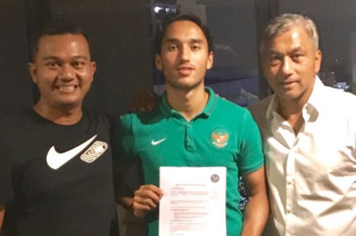 Ezra Walian menandatangani kontrak dengan Almere City, Selasa (29/8/2017).