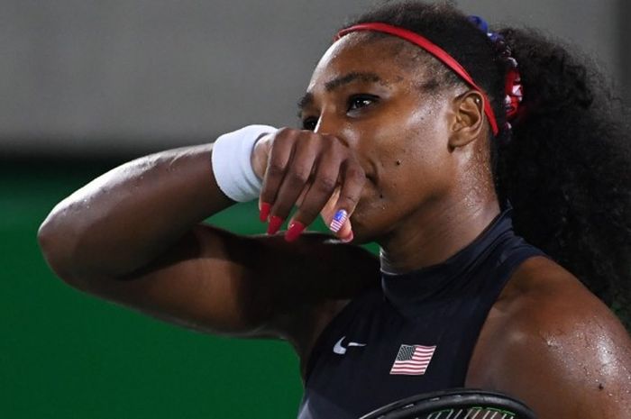 Petenis nomor satu dunia asal Amerika Serikat,  Serena Williams, bereaksi setelah kehilangan satu poin dari lawannya, Elina Svitolina (Ukraina), pada laga babak ketiga Olimpiade Rio di Olympic Tennis Centre, Rio de Janeiro, Brasil, Selasa (9/8/2016).