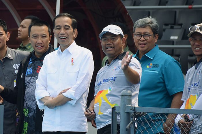 Presiden Republik Indonesia, Joko Widodo saat meninjau cabang olahrga Lawn Bowl ditemani pelatih lawn bowl, Islahuzzaman (kanan) dalam acara Visit Venue persiapan Indonesia 2018 Asian Para Games di Lapangan Hoki, GBK, Jakarta, Kamis (27/9/2018).