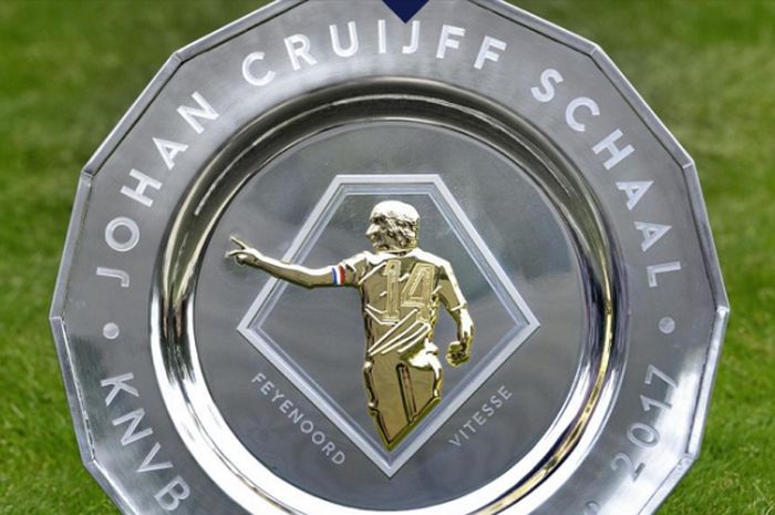Trofi Piala Super Belanda atau Johan Cruijff Scale.