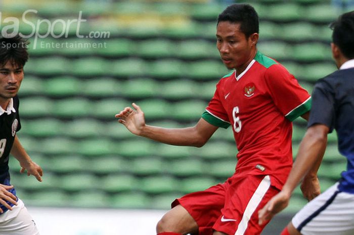 Aksi pemain Timnas U-22, Evan Dimas, ketika dihadang dua pemain Kamboja pada pertandingan di SEA Games 2017.
