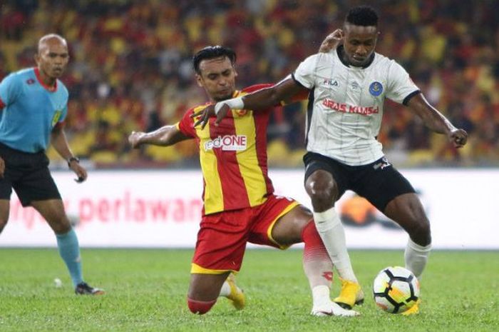 Penyerang Selangor FA, Amri Yahyah (kanan) berebut bola dengan pemain depan Pahang FA, Austin Amutu pada final Piala FA Malaysia 2018 di Stadion Nasional Bukit Jalil, Kuala Lumpur, 7 Juli 2018. 