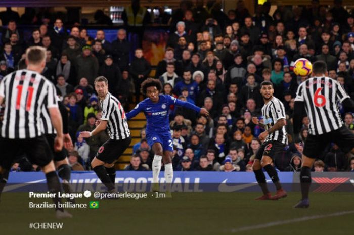 Penyerang Chelsea,Willian,  mencetak gol ke gawang Newcastle United dalam partai Liga Inggris di Stamford Bridge, Sabtu (12/1/2019)