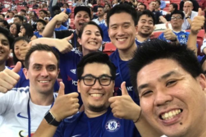 Fans Chelsea pada saat sesi latihan (24/7/2017)