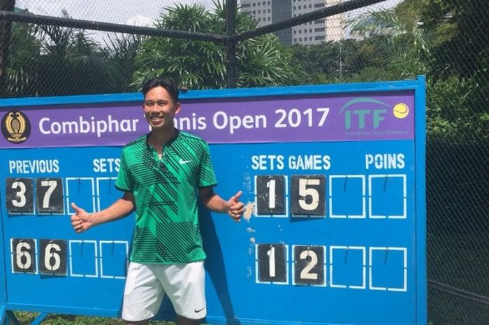 Petenis Taiwan, Ti Chen, berpose seusai mengalahkan unggulan dua asal Britania Raya, Brydan Klein melalui pertarungan tiga set, 3-6, 7-6 (2), 6-3 pada Combiphar Tenis Open yang berlangsung di lapangan tenis Hotel Sultan, Jakarta,  Minggu (9/4/2017).