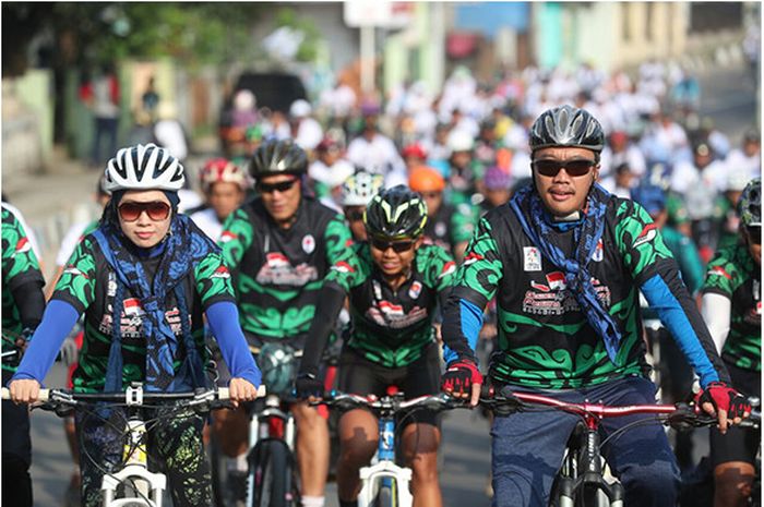 Gowes Pesona Nusantara bagian dari program unggulan Ayo Olahraga Kemenpora kini memasuki etape ke-6 rute Rangkasbitung-Tangerang Selatan-Lebak Bulus sejauh 240 km. Start dari depan Alun-Alun Rangkasbitung, etape ini secara resmi di lepas Menpora Imam Nahrawi didampingi istrinya Shobibah Rohmah, Deputi Bidang Pembudayaan Olahraga Raden Isnanta bersama Bupati Lebak Iti Oktavia Jayabaya, Sabtu (5/8/2017) pagi.